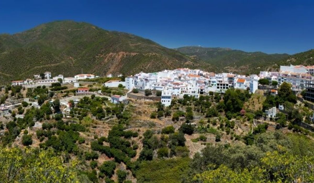 C1_Almazara_village_Istan-880x370